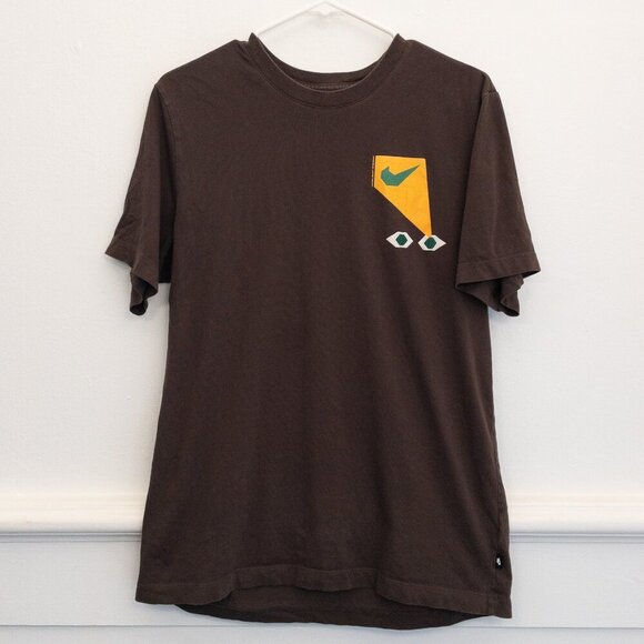 Nike Sole Seeking Graphic Tee Medium Brown Eye Sneaker Print Streetwear Shirt - Picture 1 of 5